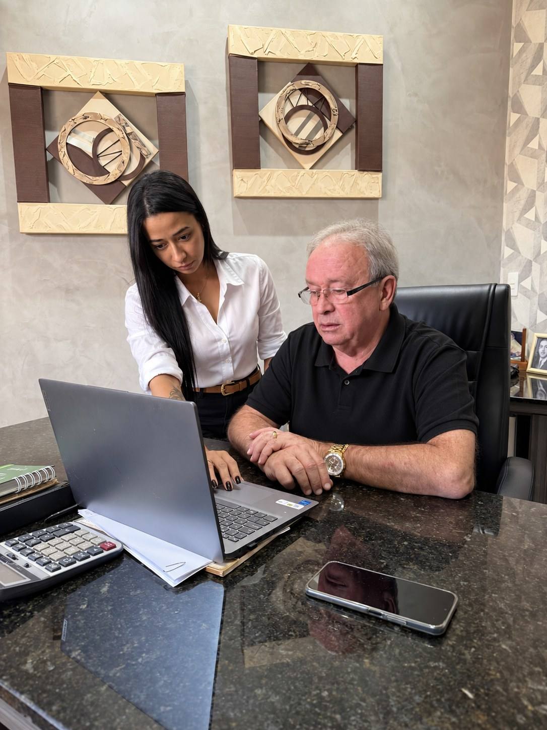 Equipe da Dalpiaz em atendimento, conferindo informações no computador